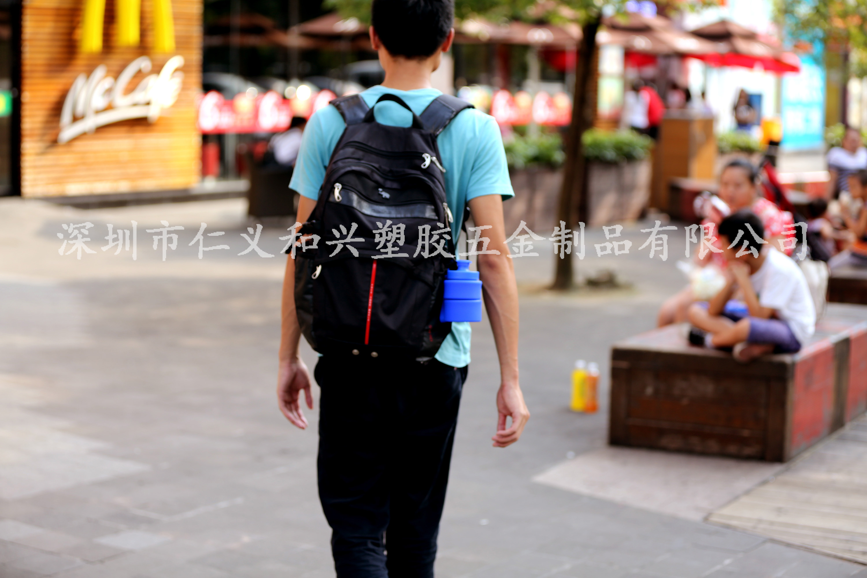 户外折叠水壶实拍